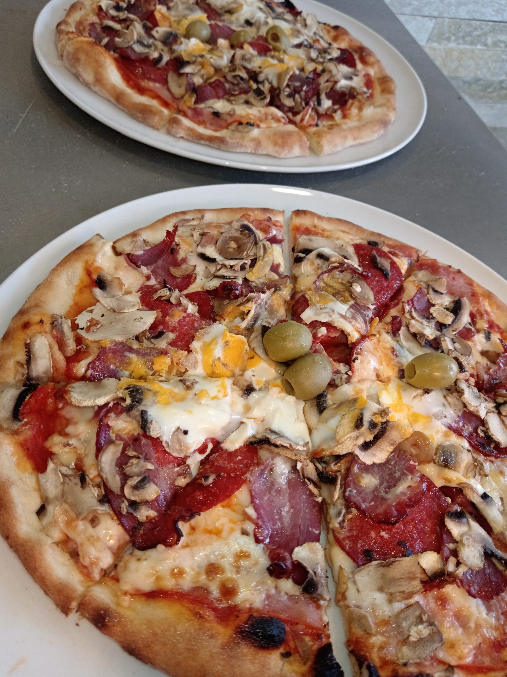 pizza, kvalitetna pizza, goveđi prsut, goveđi kulen, brza hrana,fast food